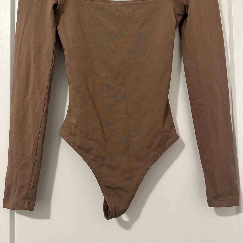 Aritzia Babaton Contour Square Neck Long Sleeve Brown Tan Bodysuit Size XXS - Picture 5 of 11